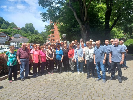 Pri spomeniku Janeza Drnovška